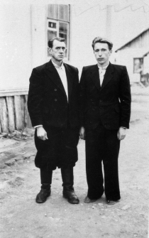 Dwóch mężczyzn na tle budynku. Od lewej: NN, Franciszek Wilkiewicz.
