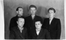 Portret pięciu mężczyzn. Od lewej na g&oacute;rze: Mieczysław Korol, Antoni Witukiewicz, Franciszek Wilkiewicz; na dole: Hipolit Suchocki, Jerzy R&oacute;żanowski. Zdjęcie prawdopodobnie z 1955 lub 1956 roku.
