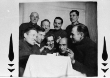 Grupa mężczyzn przy stole (nierozpoznani). Zdjęcie wykonane prawdopodobnie w 1955 lub 1956 roku.
