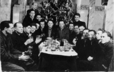 Wigilia więźniów łagru. Duża grupa osób przy stole. Wszyscy nierozpoznani.