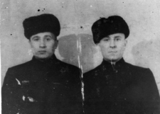 Portret dwóch mężczyzn w futrzanych czapkach. Od lewej: Józef Mogielnicki, Stanisław Mogielnicki. Zdjęcie wykonane ok. roku 1954.