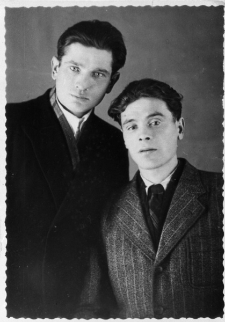 Portret dwóch mężczyzn. Polacy zwolnieni z łagrów, od lewej: NN, Antoni Marcinkiewicz.