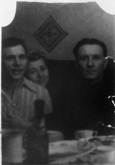 Troje ludzi za stołem. Od lewej: NN (Polak), NN (Polka), Stanisław Mogielnicki. Zdjęcie wykonane ok. 1954 roku.