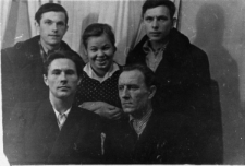 Pięcioro ludzi we wnętrzu. Od prawej: Jan Micko, Stanisław Mogielnicki, pozostali nierozpoznani.