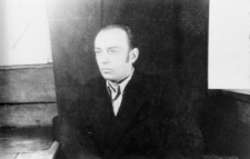 Marian Jaździk - portret mężczyzny opartego ręką o stół.