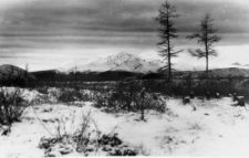 Krajobraz zimowy z górą Nalczyk w tle.