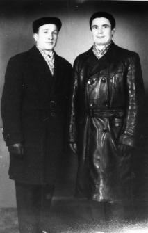 Portret dwóch mężczyzn w płaszczach (jeden w skórzanym).