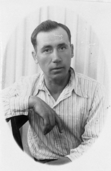 Jan (nazwisko nieznane) - portret mężczyzny w pasiastej koszuli.