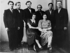 Polacy zwolnieni z łagr&oacute;w. Grupa we wnętrzu. Od lewej stoją: NN, NN, Julian Nowogr&oacute;dzki, NN, NN, Stanisław Mogielnicki; siedzą: Sabina Nowogr&oacute;dzka, Anna Drab.