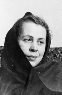 Janina Durlik - portret w chustce. Zdjęcie z 1954 lub 1955 roku.