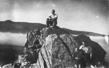 Polacy przebywający na zesłaniu po uwolnieniu z łagrów, na skale siedzi Zygmunt Paczosiński, na dole Zdzisława Paczosińska z dziewczynką.