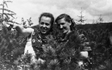Dwie kobiety między iglastymi krzewami. Z lewej Janina Durlik.