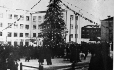 Nowy Rok. Duża choinka i tłum na ulicy Magadanu.