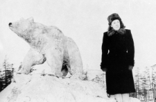 Janina Durlik stoi przy rzeźbie niedźwiedzia.