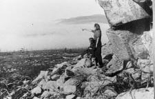 Janina Durlik z córeczką miejscowych Polaków nad brzegiem rzeki. Z prawej strony duża skała.