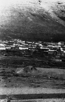 Widok miasta na tle dużej góry.