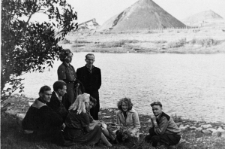 Nad rzeką Workutą. Polacy zwolnieni z łagrów. Grupa osób siedzących nad rzeką na tle krajobrazu. Stoją od lewej: Hanna Szyszko-Norska (później żona Bernarda Grzywacza, autora fotografii), Franciszek Sitnik. Siedzą od lewej: Olgierd Zarzycki, Eugeniusz Cydzik, Czesława Hnatów, Wanda Cejko, Barbara Dudycz, Jerzy Urbankiewicz (vel Michał Pełka).