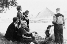 Nad rzeką Workutą. Polacy zwolnieni z łagrów. Od lewej siedzą: Eugeniusz Cydzik, Czesława Hnatów; stoją: Hanna Norska, Olgierd Zarzycki, za nimi zasłonięty Franciszek Sitnik; stoi z prawej: Jerzy Urbankiewicz (vel Michał Pełka).