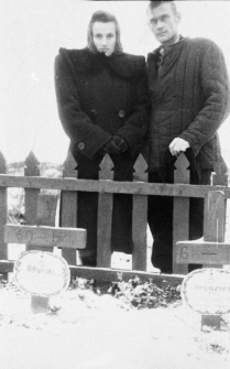 Natalia Odyńska i Olgierd Zarzycki nad mogiłą Jeremiego Odyńskiego i Jana Preuznera zabitych podczas próby ucieczki z łagru w 1953 r.
