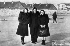 Trzy kobiety w zimowych strojach na tle budynków. Stoją od lewej: Natalia Odyńska, Wanda Cejko, Jadwiga Olechnowicz.