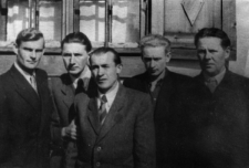 Pięciu mężczyzn na tle okna. Pierwszy od lewej Olgierd Zarzycki, pozostali mężczyźni nierozpoznani.