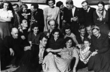 Grupa ludzi przed budynkiem. Od prawej w górnym rzędzie: Stanisława Maciejewska, NN, Piotr Pietkiewicz, Klara Autuchiewicz (po mężu Kunachowicz), Janina Zuba (po mężu Muszyńska), Michał Tatarzycki, Barbara Dudycz, NN, Hanna Szyszko-Norska (po mężu Grzywacz); od lewej siedzą: Jerzy Michałowski, Edward Muszyński, Wanda Kozłowska, NN, Natalia Odyńska (po mężu Zarzycka), Wanda Cejko (po mężu Kiałka), Olgierd Zarzycki, Mirosław Hentosz, Jadwiga Augusiewicz, Jadwiga Filipska, Staszek (nazwisko nieznane).