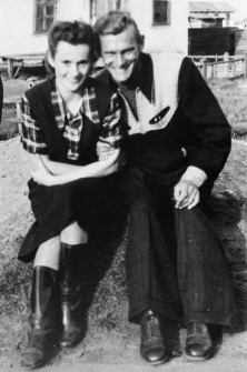 Para siedząca na tle budynku. Natalia Odyńska i jej mąż Olgierd Zarzycki.