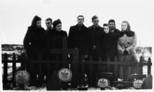 Grupa Polaków zwolnionych z łagrów przy mogiłach Jeremiego Odyńskiego i Jana Preuznera (zastrzelonych podczas próby ucieczki z łagru); stoją od lewej: Wanda Cejko, J.Popko, Maria Kwiatkowska, W.Komiukiewicz, Olgierd Zarzycki, Natalia Odyńska (siostra Jeremiego), Irena Nicińska, Hanna Szyszko-Norska.