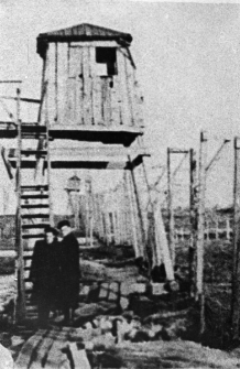 Natalia Odyńska i Olgierd Zarzycki, zwolnieni z łagrów, przed wieżą strażniczą zlikwidowanego obozu, w tak zwanej "martwej strefie".