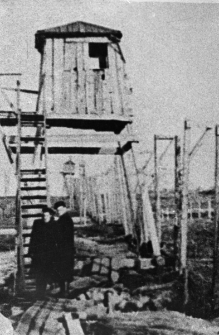 Natalia Odyńska i Olgierd Zarzycki, zwolnieni z łagrów, przed wieżą strażniczą zlikwidowanego obozu, w tak zwanej "martwej strefie".