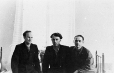Portret trzech mężczyzn we wnętrzu. Od lewej: NN, Ludwik Sieczko, Stanisław Świło (były więzień Workuty).