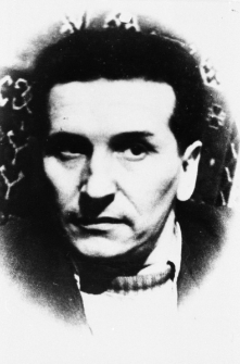 Zdjęcie portretowe. Podpis na odwrocie: "Legendarny "Lech" - Julian Lubasowski, były komendant Grodzieńskiego Okręgu AK. Ta jego była ucieczka z Grodzieńskiego Gestapo na hitlerowskim motocyklu w 1943 roku. NKWD aresztowało go jeszcze w 1944 roku. Dali 10 lat obozu i osiedlenie. Z wykształcenia był technik drogowy, porucznik z wojska. Wspaniały kolega. Pracował na Kołymie. Po zwolnieniu w 1952 roku był gł. inżynierem "Mostostalu" na budowie kombinatu D-2 w Miaundży. Bał się wrócić do komunistycznej Polski, ożenił się z Rosjanką Olgą. Zmarł w latach 70. w Saratowie. Został tam jego syn Jerzy Lubasowski, ur. w 1957 roku. W kraju pozostała niepocieszona żona Józefa i dwie córki".