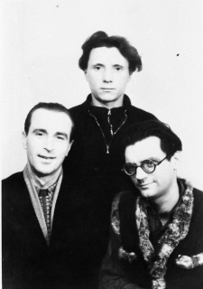 Portret trzech mężczyzn. Stoi Mikołaj Sosnowski, siedzą od lewej Jan Jaczewski i Michał Kuncewicz (spod Lidy).