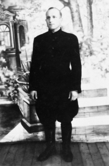 Józek NN - portret na tle malowanych dekoracji.