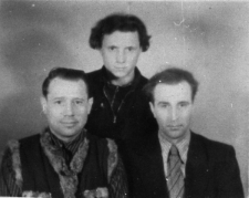 Portret trzech mężczyzn. Stoi Mikołaj Sosnowski, pozostali dwaj NN.