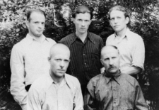 Pięciu zesłańców na tle drzew, pierwszy z lewej: Józef Berdowski, pozostali nierozpoznani. Zdjęcie z 1955 lub 1956 roku.