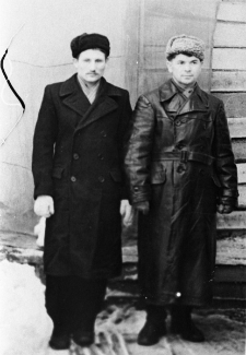 Gienek i Józek - jeden w płaszczu, drugi w skórze.