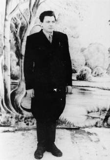 Franek NN - portret na tle malowanych dekoracji.