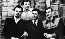 Czterech mężczyzn na tle drewnianego budynku. Od lewej: Edward Muszyński, NN, Edmund Weber, Olgierd Zarzycki.