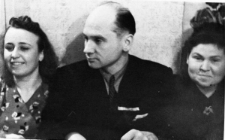 Troje ludzi we wnętrzu. Od lewej: Wacia (nazwisko nieznane), Paweł Świetlikowski, Maria Podosowik.