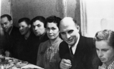 Przy stole. Od prawej: Jadwiga Olechnowicz, Edward Wojtkiewicz, pozostałe osoby NN.