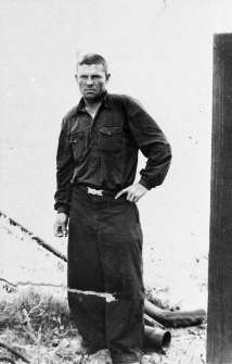 Alosza (nazwisko nieznane), skazany za przynależność do armii gen. Własowa. Dedykacja na odwrocie: "[niecz.] ot Loni [niecz.] zabyło put eto kartoczka [niecz.] Karabas [niecz.] 1954 god ijul ł/4, 18 XII 54".