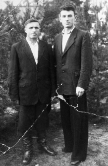 Polacy zwolnieni z łagr&oacute;w. Portret dw&oacute;ch mężczyzn na tle zarośli. Po prawej: Apanowicz (?), po lewej: NN.