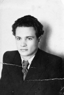 Leon Sławiński, Polak, więzień łagr&oacute;w - zdjęcie portretowe. Na odwrocie dedykacja: "W latach przebywania na P&oacute;łnocy. Na pamiątkę dla Gienka od Leona".