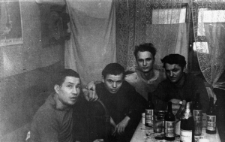 Więźniowie zwolnieni z łagrów w hotelu (za stołem z dużą ilością flaszek). Drugi od prawej: Czesław Jakimowicz. Pozostali nierozpoznani (Rosjanie). Zdjęcie z 1956 lub 1957 roku.