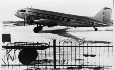 Samolot IŁ-14 na lotnisku. Zdjęcie z 1956-57 roku.