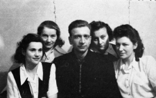 Grupa we wnętrzu. Od lewej: Natalia Odyńska, Barbara Dudycz, Eugeniusz Cydzik, Hanna Norska, Wanda Cejko.