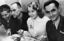 Przy stole. Od prawej: Leon Tejwan, Barbara Dudycz, Bek, kobieta NN.