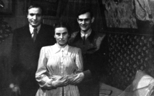Portret trojga ludzi we wnętrzu. Od lewej: Lonek Kusojć, jego żona, Olgierd Zarzycki.
