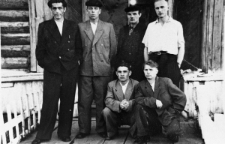 Więźniowie zwolnieni z łagr&oacute;w przed hotelem. Pierwszy z prawej w białej koszuli, stoi: Czesław Jakimowicz. Pozostali nierozpoznani. Zdjęcie z 1956 lub 1957 roku.